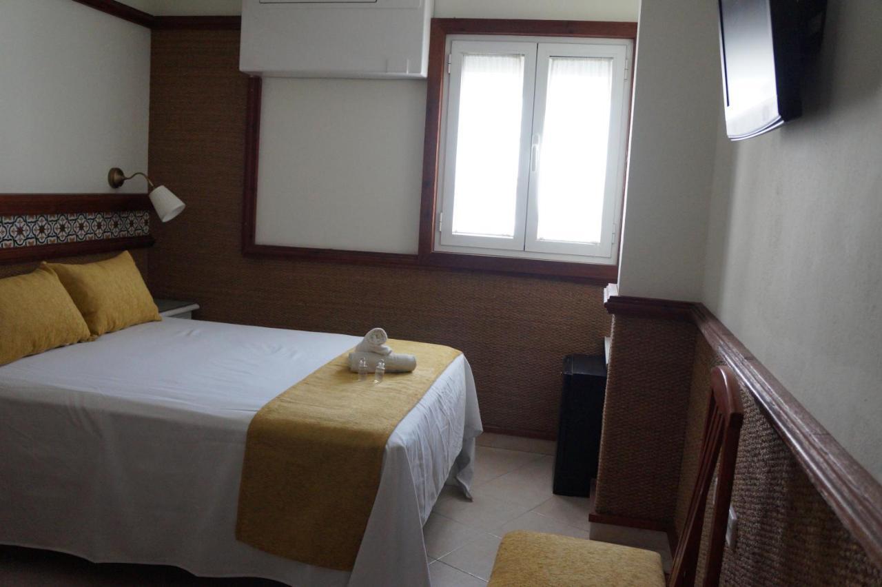 Hostal La Conilena Conil De La Frontera Exteriör bild